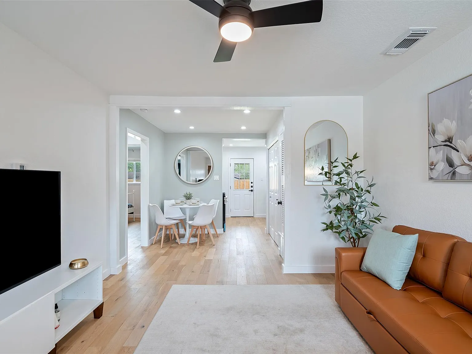 2 bed, 1.0 bath, 720 sqft, $1,800 — Photo 3