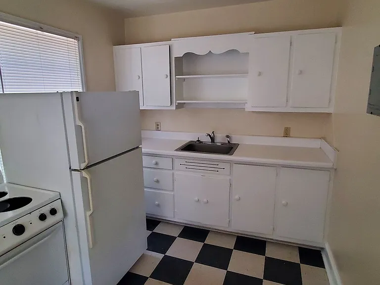 1418 Seminole Dr — Photo 2