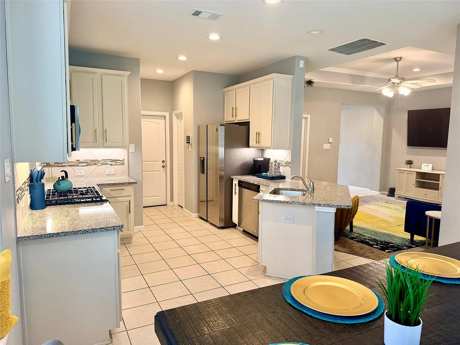 3 bed, 2.5 bath, 1519 sqft, $2,200 — Photo 3