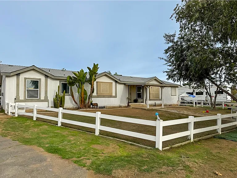 25120 Charina Rd — Photo 2
