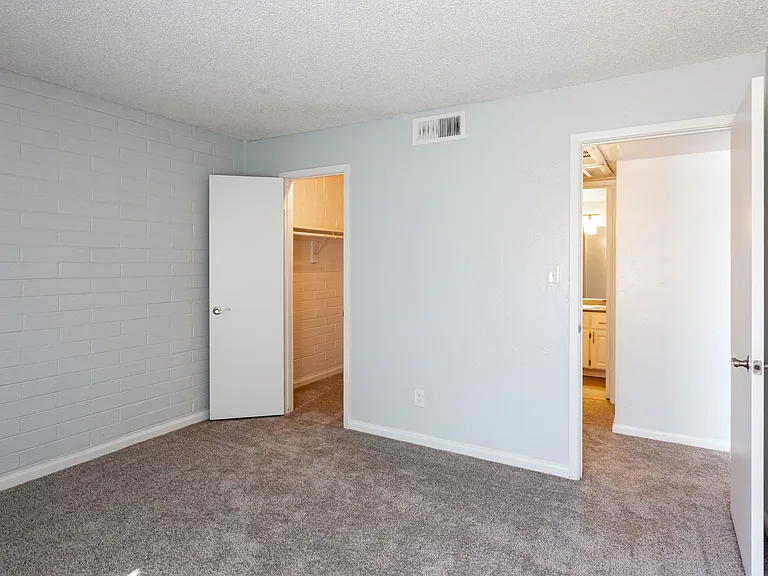 Emerald Apartments — Photo 16
