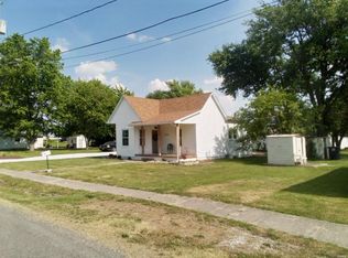 1224 E Olive St, Staunton, IL 62088