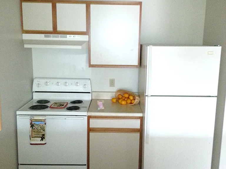 Meridian Stratford Place Senior 55+ Apartments — Photo 9
