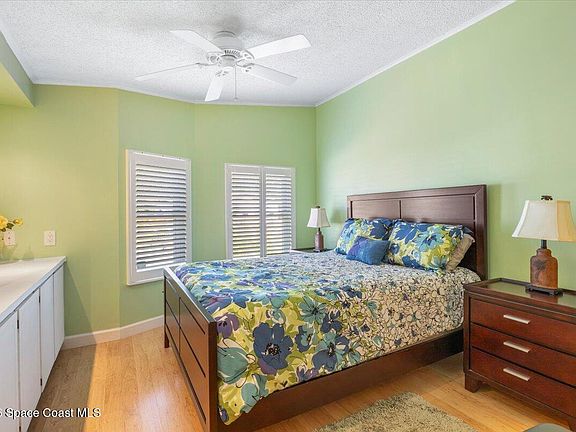 3rd image of 925 Evergreen St
