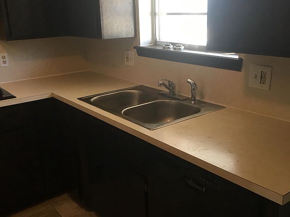 Kitchen, total electric, brand new appliances, refrigerator included.