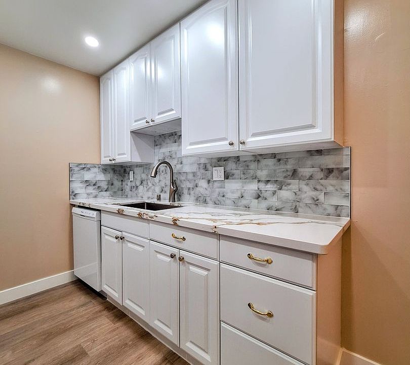 1st image of 890 Burbank Dr APT 3