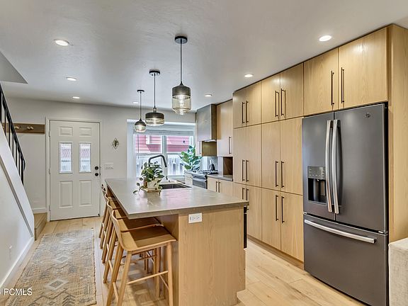4th image of 1482 Park Ave