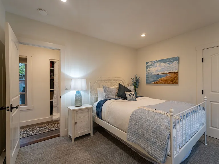 610 Forest Ave — Photo 43