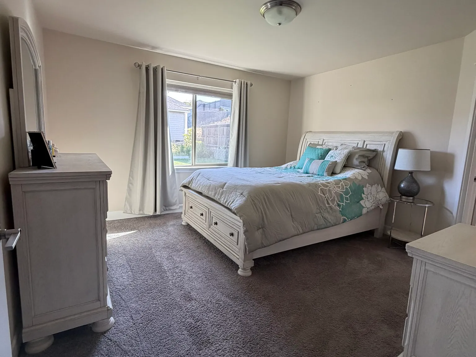 4 bed, 1700 sqft, $2,700 — Photo 3