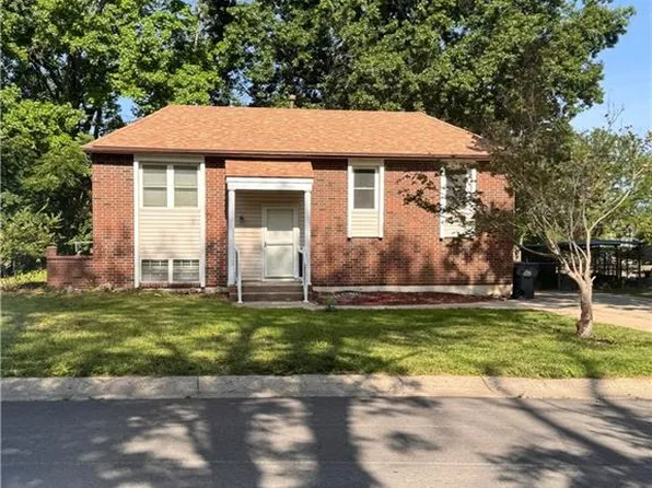 1021 NW Canterbury Rd, Blue Springs, MO 64015