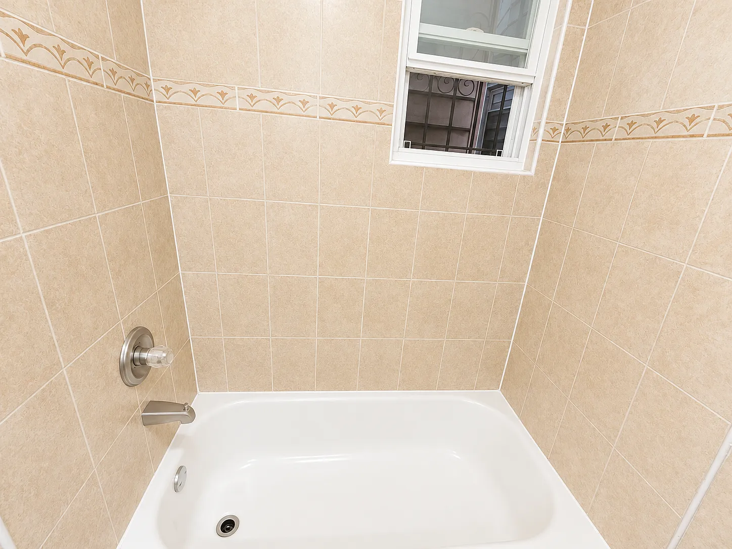3 bed, 1.5 bath, 1200 sqft, $2,045 — Photo 3
