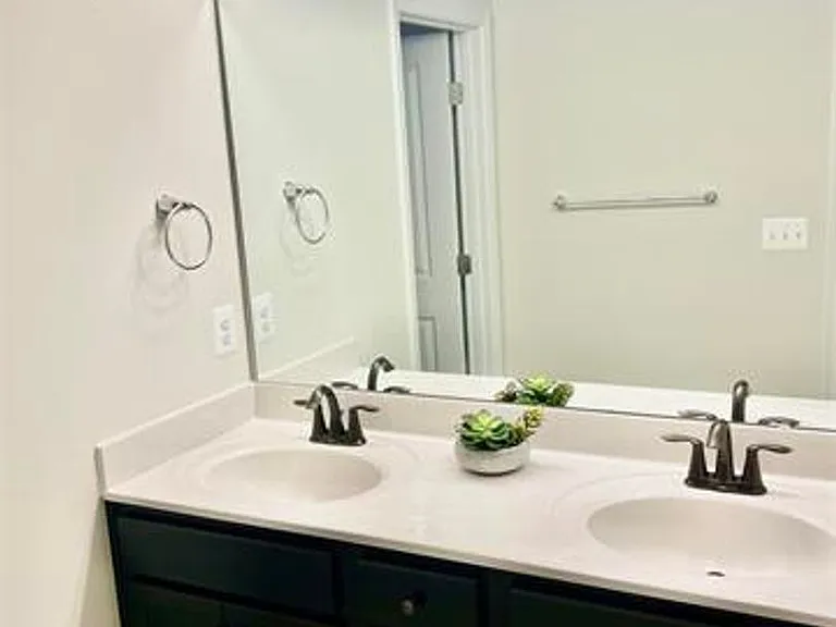 2209 Swallowtail Ln — Photo 9