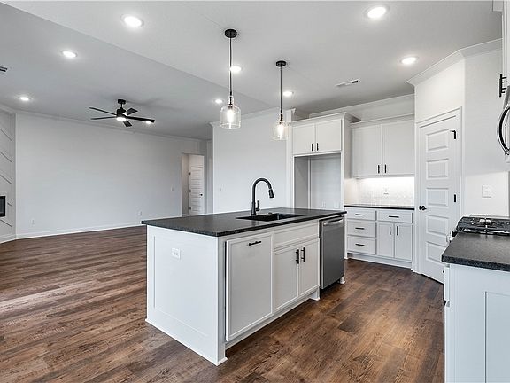 4th image of 632 Primitivo Ave