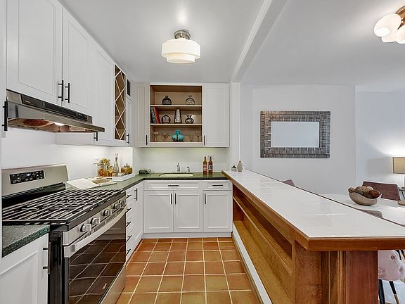 4th image of 115 E 9th St APT 10E