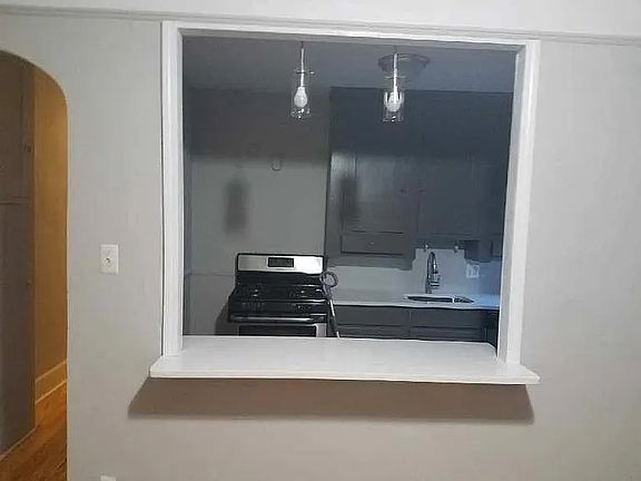 5th image of 1088 Beaconsfield Ave APT 2S