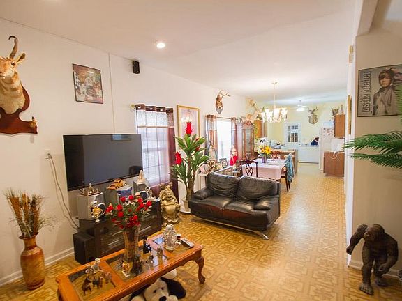 5th image of 3235 Lexington Ave