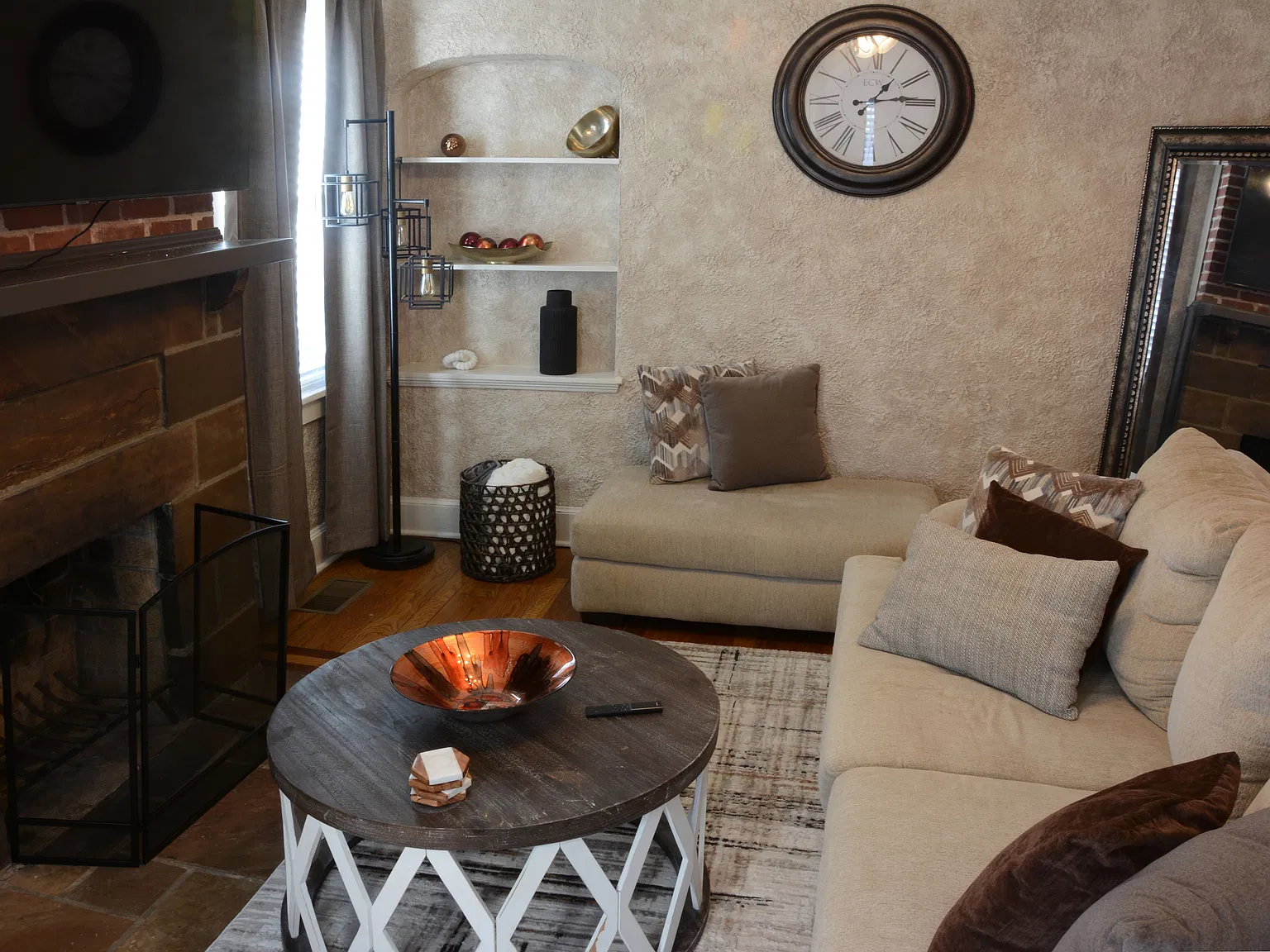 811 Cypress Dr — Photo 2