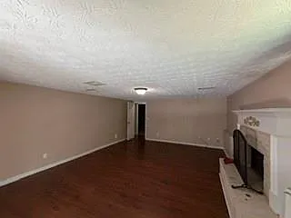 3 bed, 1.0 bath, 3084 sqft, $1,800 — Photo 4