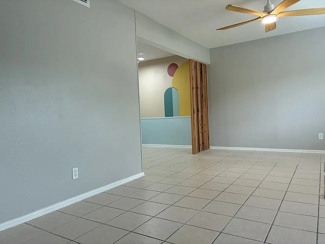 Building Photo - 105 W Silver Sands Dr