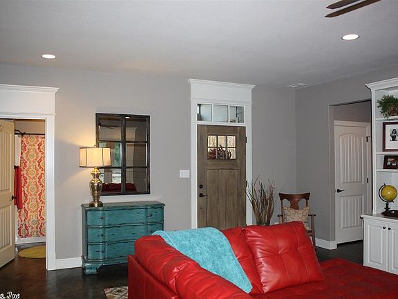 4th image of 185 Parkway Sq