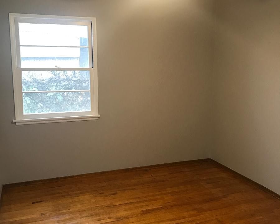 2nd image of 208 Oak Pl