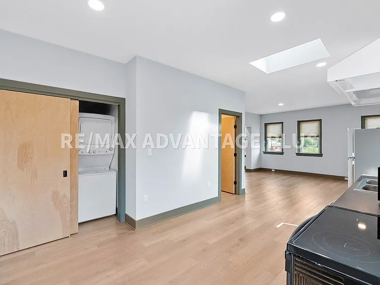 118 W 3rd St — Photo 5