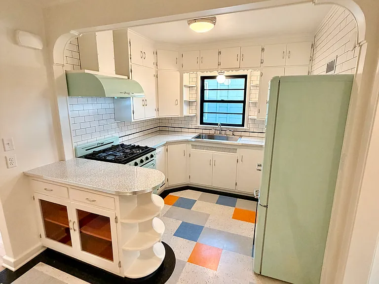 1015 W 9th St #3 — Photo 14