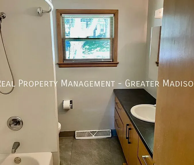 6003 Queens Way — Photo 13