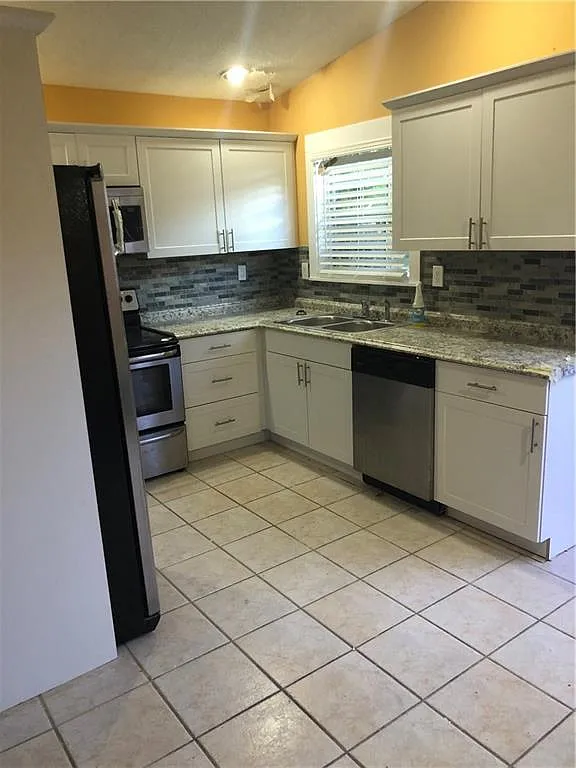 3 bed, 1218 sqft, $2,400 — Photo 2