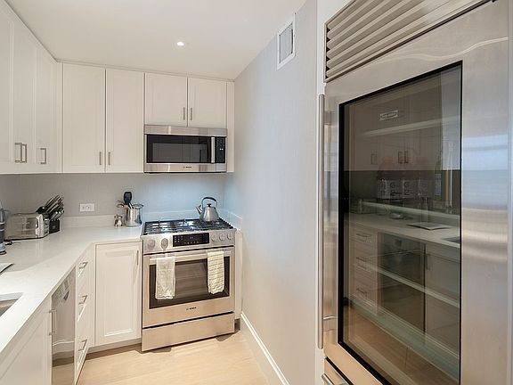 3rd image of 160 W 66th St APT 30C