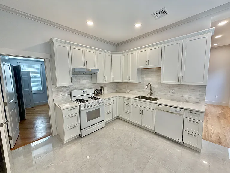 162 Salem St #1 — Photo 2