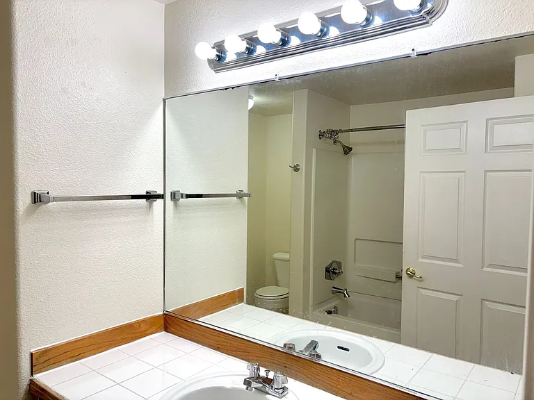 10211 N Lombard St — Photo 12