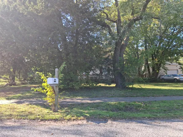 112 S Maple St, Wellsville, KS 66092