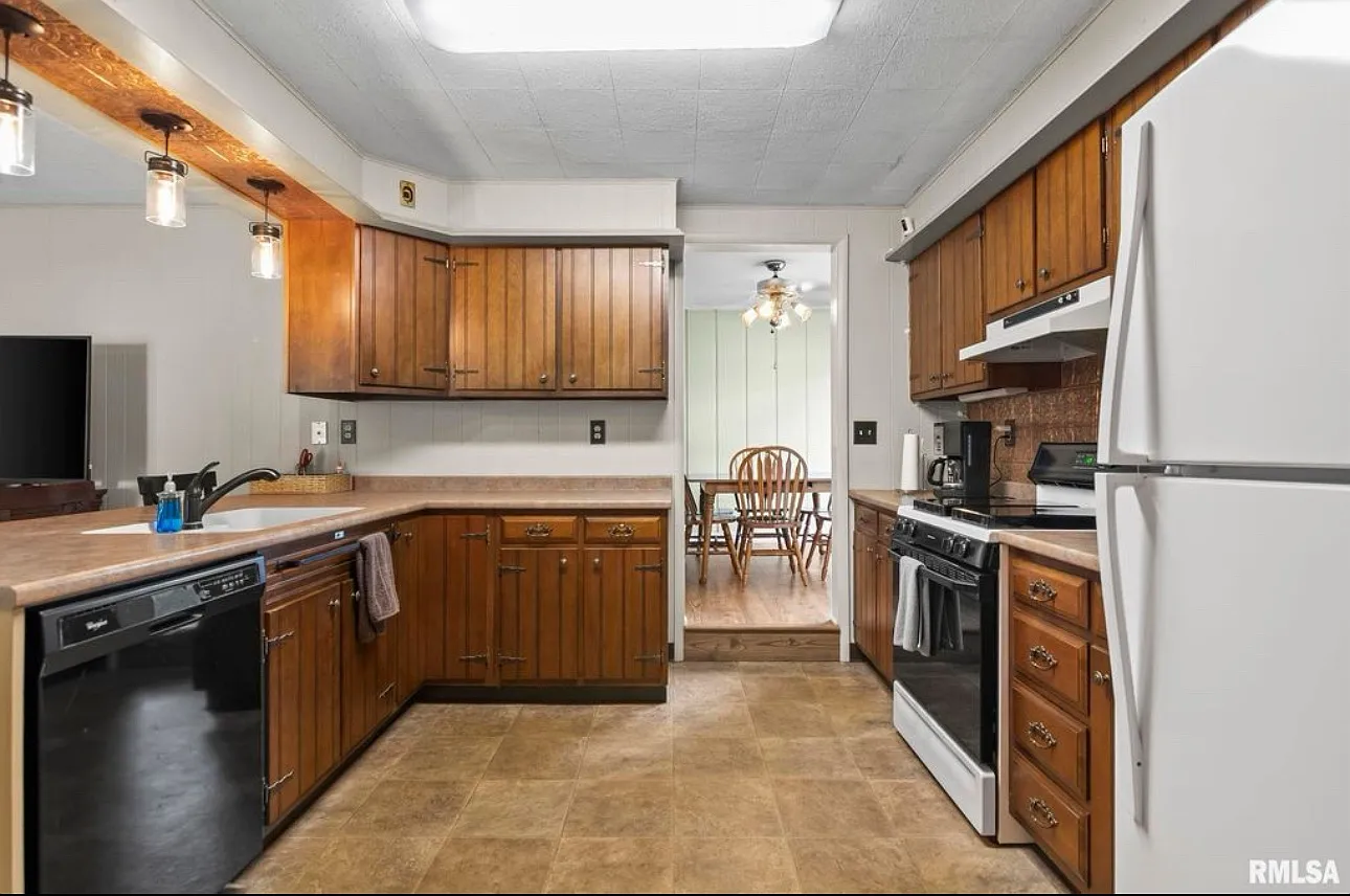 7096 Bahr Rd — Photo 3