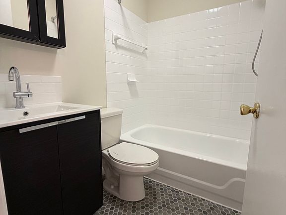 5th image of 2320 Catharine St #1