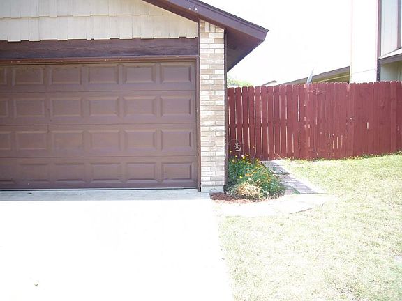2nd image of 2104 Carousel Dr