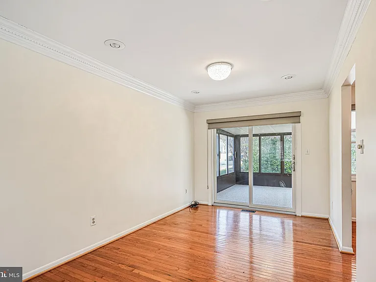 510 Retford Dr — Photo 9