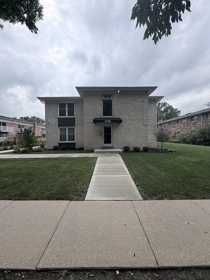 Charming Two Bedroom One Bathroom in Downers Grove — Photo 1