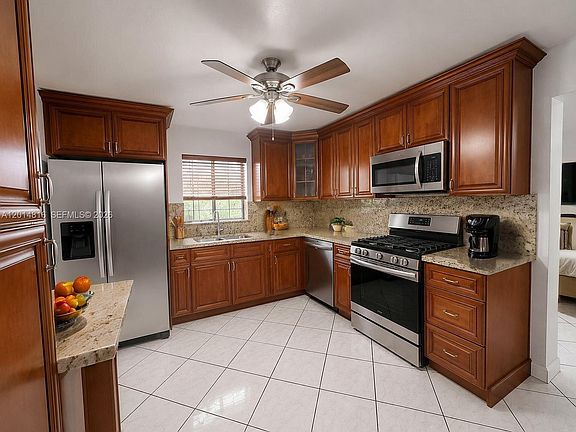 5th image of 951 E 18th St