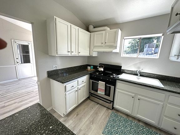 4th image of 2404 Fairway Ave