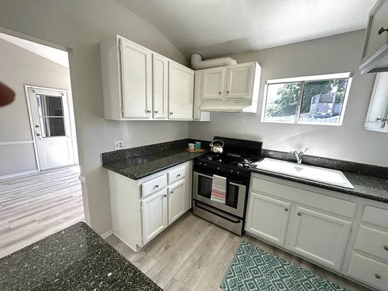 2404 Fairway Ave — Photo 4