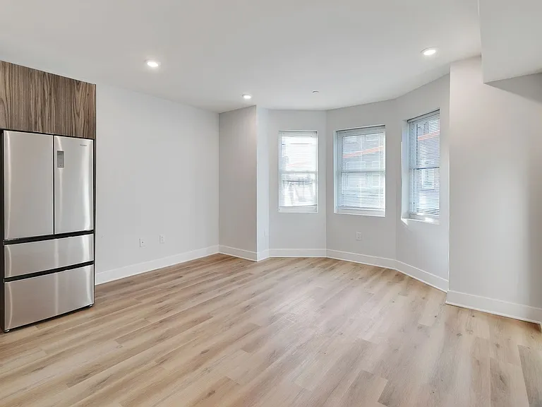 1723 Memorial Ave — Photo 3