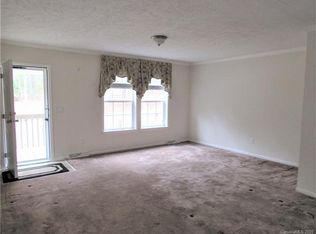 81 Hidden Lake Rd, Hendersonville, NC 28739