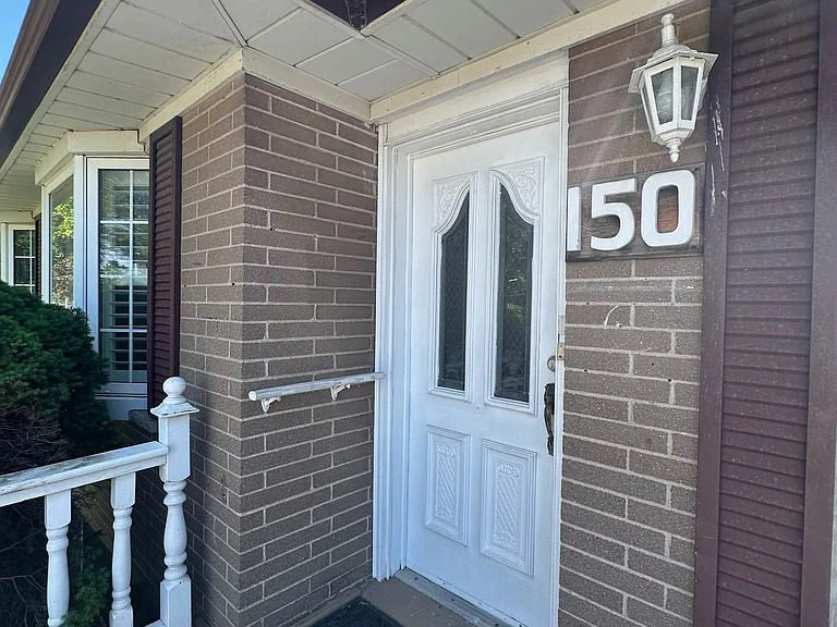 150 Ontario St S — Photo 3