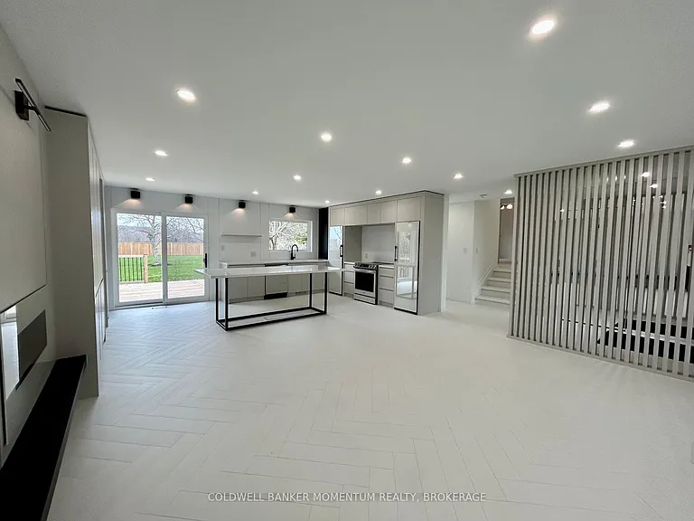 413 Queenston Rd — Photo 13