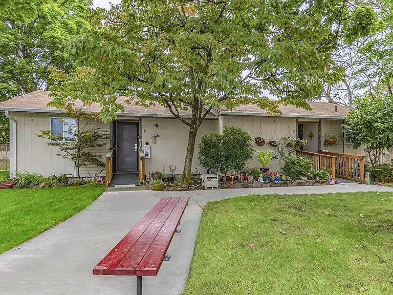 292 Oak St — Photo 9