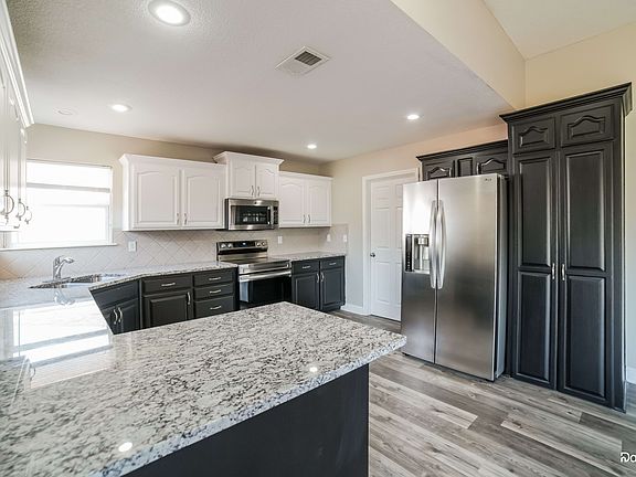 3rd image of 408 SW Graystone Dr