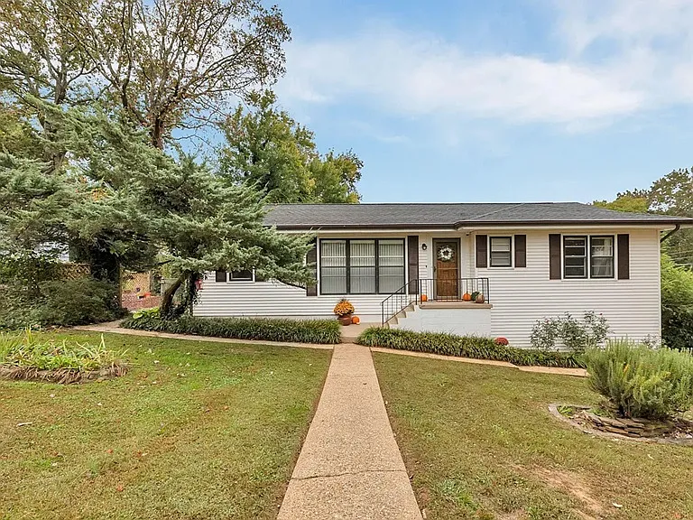 3 bed, 2.5 bath, 2085 sqft, $2,100 — Photo 1