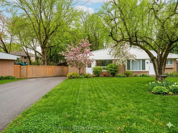 122 Longford Dr #Basement, Newmarket, ON L3Y 2Y5