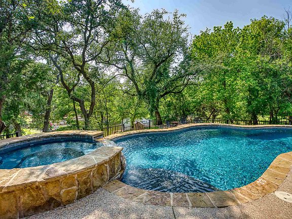 3rd image of 1301 Longhorn Dr